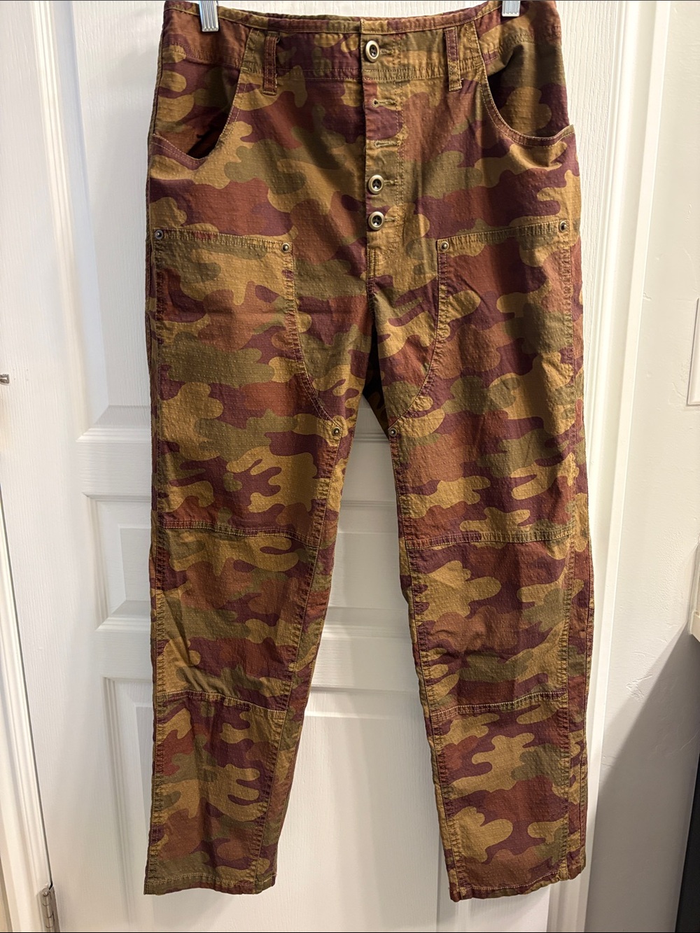 Sundance wimena Camouflage Cargo Pants in Olive and Brown